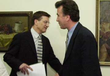 Μέχρι το τέλος του 2000 θα δοθούν στους εκπαιδευτικούς τα οφειλόμενα πέντε δισ. δραχμές