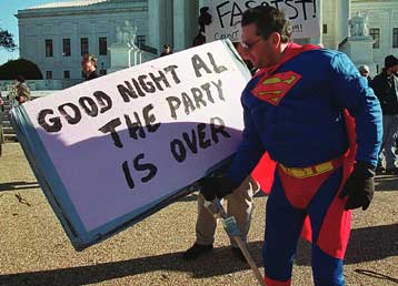 Προβληματισμός στο στρατόπεδο Γκορ για την απόφαση του Ανώτατου Δικαστηρίου – Ικανοποιημένος ο Μπους