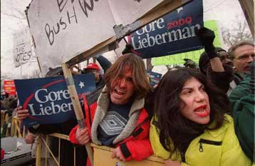 Λίγο πριν από την απόφαση του Ανωτάτου Δικαστηρίου, ο Γκορ δηλώνει μαχητής και ο Μπους ψύχραιμος