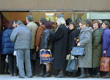 Πάνω από 7,5 δισ. δρχ. οικονομική βοήθεια στη Γιουγκοσλαβία παρέχει η Ελλάδα