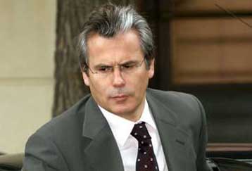 Την προφυλάκιση του Γκουζίνσκι διατάζει ο Ισπανός δικαστής Γκαρθόν