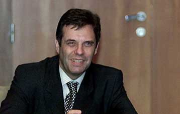 Ο Κοστούνιτσα «σνομπάρει» την Αθήνα, υποστηρίζουν οι Financial Times