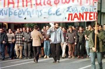 Απόσυρση του νομοσχεδίου για τα μεταπτυχιακά και την έρευνα ζήτησαν φοιτητές από τον υπουργό Παιδεία