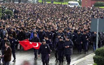 Διαδήλωση αστυνομικών στην Κωνσταντινούπολη για τη δολοφονία δύο συναδέλφων τους