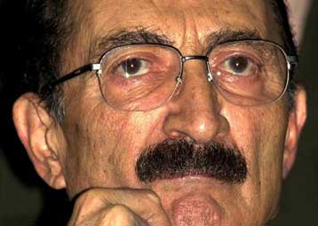 Να υποστηρίξει τη νέα δομή της ευρωπαϊκής άμυνας ζητά ο Κλίντον από τον Ετζεβίτ