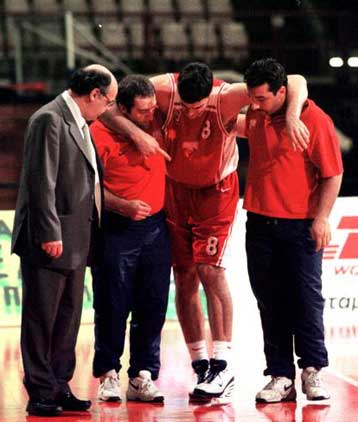 Ο Οικονόμου προτίμησε τη συντηρητική θεραπεία και δεν υποβλήθηκε σε χειρουργική επέμβαση