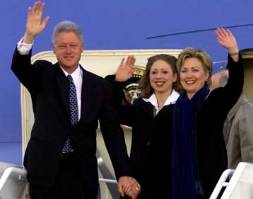 Με αποστολή την ενδυνάμωση της ειρηνευτικής συμφωνίας επισκέπτεται την Ιρλανδία ο Μπιλ Κλίντον