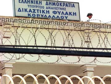 Αυθαιρεσίες αστυνομικών στα κρατητήρια διαπιστώνει το Αρχηγείο της ΕΛ.ΑΣ.