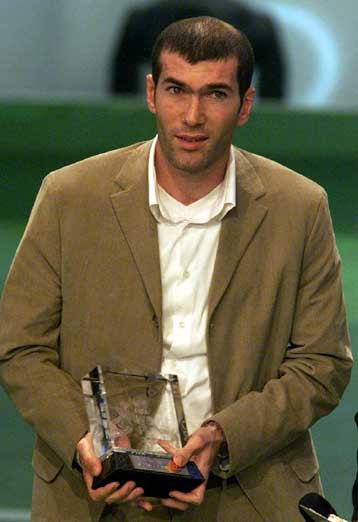 Η FIFA έχρισε τον Ζινεντίν Ζιντάν κορυφαίο ποδοσφαιριστή του πλανήτη για το 2000