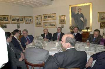 Ικανοποίηση αλλά και θυμηδία προκάλεσε η εμφάνιση Καραμανλή με τα ιστορικά στελέχη στην Πρώτη Σερρών