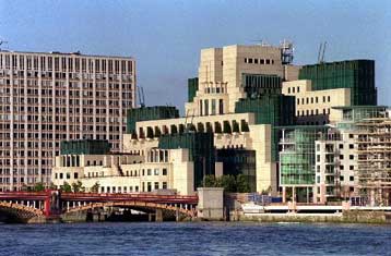 Πράκτορας της βρετανικής ΜΙ5 ξέχασε βαλίτσα με μυστικά έγγραφα στο τρένο