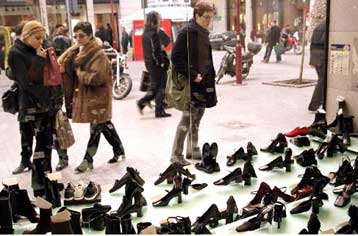 Εορταστικό ωράριο από τη Δευτέρα στα εμπορικά καταστήματα