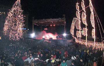 Φωτίστηκε και το χριστουγεννιάτικο δέντρο της Θεσσαλονίκης