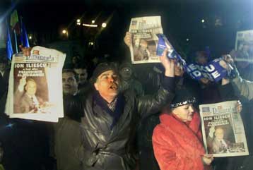 Πανηγυρίζει τη νίκη του ο Ιλιέσκου – Για νοθεία κάνει λόγο ο Τούντορ