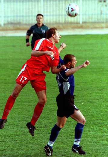 Ακόμη κυνηγούν τον επόπτη στη Βέροια – Ο διαιτητής αναγκάστηκε να διακόψει τον αγώνα για τη Β κατηγ