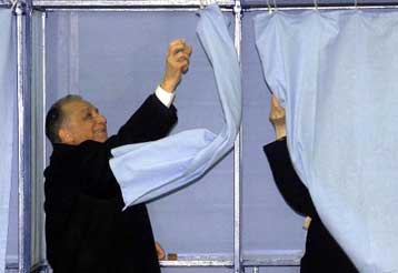 Ανοιξαν οι κάλπες για τις προεδρικές εκλογές στη Ρουμανία – Φαβορί ο Ιλιέσκου