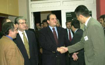 Εφ όλης της ύλης επίθεση Καραμανλή στην κυβέρνηση, με επίκεντρο εξωτερικά και εκπαιδευτικά θέματα