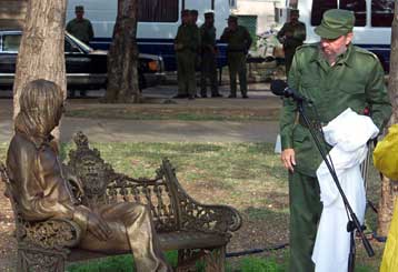 Ο Φιντέλ Κάστρο τιμά τη μνήμη του Τζον Λένον