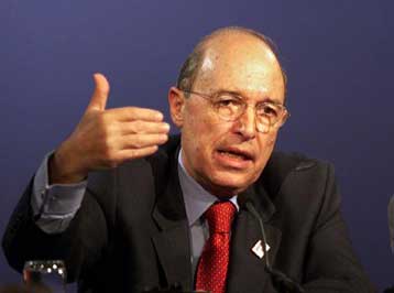 Οι «μεγάλοι» προσπαθούν να περάσουν τις απόψεις τους στους «μικρούς», δηλώνει από τη Νίκαια ο Σημίτη