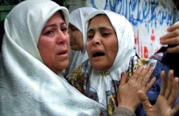 Ένας 12χρονος Παλαιστίνιος νεκρός στη Γάζα – Σε κλίμα οργής κηδεύτηκαν τα θύματα των πρόσφατων συγκρ