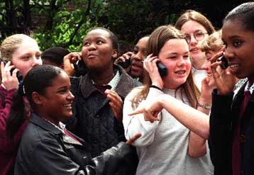 Η βρετανική κυβέρνηση διερευνά το ερώτημα πόσο βλαβερά είναι τα κινητά