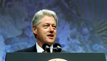 Να απονείμει χάρη στον «κατάσκοπο» Πόουπ ζήτησε τηλεφωνικά από τον Πούτιν ο Κλίντον