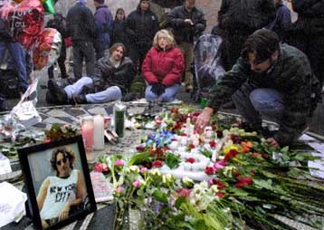 Χιλιάδες άνθρωποι σε όλο τον κόσμο τίμησαν τα 20 χρόνια από το θάνατο του Λένον