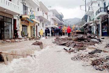 Έκτακτη ενίσχυση ζητά η Κρήτη μετά τις πλημμύρες – Απαγόρευση απόπλου σε Πειραιά και Ραφήνα
