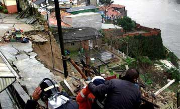 Νεκρούς και αγνοούμενους αφήνει πίσω της νέα κακοκαιρία στη δυτική Ευρώπη