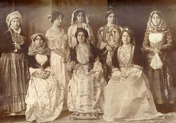 «Η ελληνική ενδυμασία από την αρχαιότητα ως τις αρχές του 20ού αιώνα» σε μία έκδοση