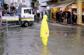 Χάος στο Ηράκλειο Κρήτης από τη σφοδρή νεροποντή