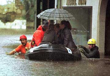 Τρεις νεκροί λόγω της κακοκαιρίας στη βόρεια Ισπανία – Σφοδρές βροχοπτώσεις και στη Βρετανία