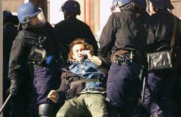 Συγκρούσεις στα ιταλογαλλικά σύνορα μεταξύ αστυνομικών και διαδηλωτών που πήγαιναν στη Νίκαια