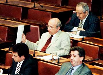 Προβληματίζει τον πρωθυπουργό η πρόταση Τσουκάτου για ελάχιστο εισόδημα των εργαζομένων