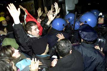 Ίσες οι πιθανότητες επιτυχίας και αποτυχίας στη Σύνοδο Κορυφής της Νίκαιας – Επεισόδια έξω από το σ