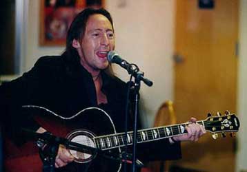 Το παράπονο του Τζούλιαν Λένον για τον πατέρα του