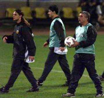 Με στόχο να μη δεχτεί γκολ και να εκμεταλλευτεί τις αντεπιθέσεις η ΑΕΚ απέναντι στην Μπάγερ Λεβερκού