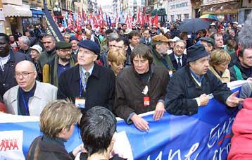 «Θερμή» υποδοχή στους ηγέτες της ΕΕ από χιλιάδες διαδηλωτές στη Νίκαια