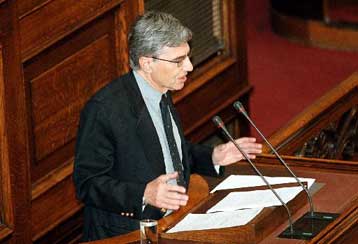 Ψηφίστηκε το νομοσχέδιο για τις εργασιακές σχέσεις – Στόχος η αύξηση της απασχόλησης, τόνισε ο Γιανν