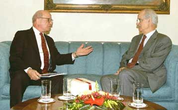 Οι ΗΠΑ δεν πιέζουν την Αγκυρα να συμμορφωθεί με το διεθνές δίκαιο, τόνισε ο Κακλαμάνης