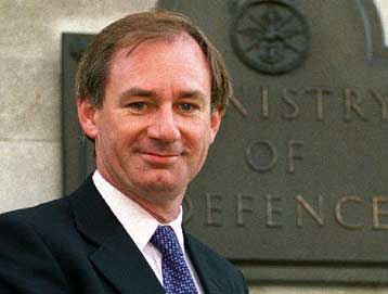 Η Βρετανία δηλώνει αντίθετη στη δημιουργία ευρωστρατού, εάν υπονομεύει το ΝΑΤΟ