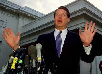 Το τελευταίο του χαρτί παίζει ο Γκορ με την επαναφορά του θέματος των επιστολικών ψήφων στο προσκήνι