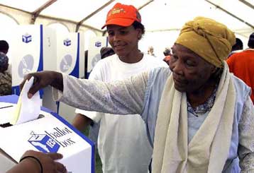 Σοβαρά επεισόδια με δύο νεκρούς στις δημοτικές εκλογές της Νοτίου Αφρικής