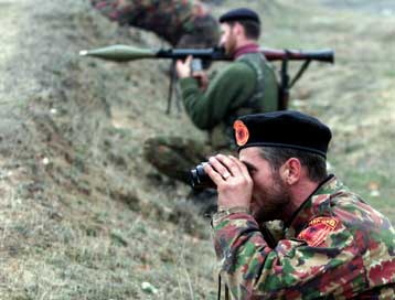 Αλβανοί αυτονομιστές βάλλουν κατά θέσεων του γιουγκοσλαβικού στρατού στη νότια Σερβία
