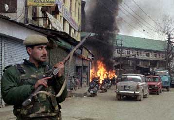 Οκτώ νεκροί σε ολονύχτια ανταλλαγή πυρών στο Κασμίρ