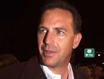 Τα φώτα της ράμπας τραβούν τον Κέβιν Κόστνερ