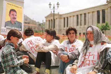 Καταδικάστηκαν οι Κούρδοι που κατέλαβαν την ελληνική πρεσβεία στη Φρανκφούρτη μετά τη σύλληψη Οτζαλά