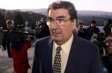 Παραιτείται από τη συνέλευση της Β.Ιρλανδίας ο τιμημένος με Νόμπελ Ειρήνης ηγέτης των καθολικών