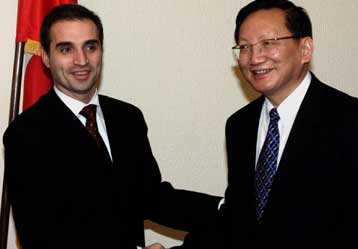 Στήριξη στον Κοστούνιτσα προσφέρει το Πεκίνο – Η Κίνα υποσχέθηκε οικονομική βοήθεια στη Γιουγκοσλαβί