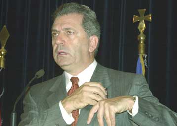 Θετικά αντιμετωπίζουν οι πολίτες το πιθανολογούμενο κόμμα Αβραμόπουλου – Σενάρια για ένα νέο κόμμα